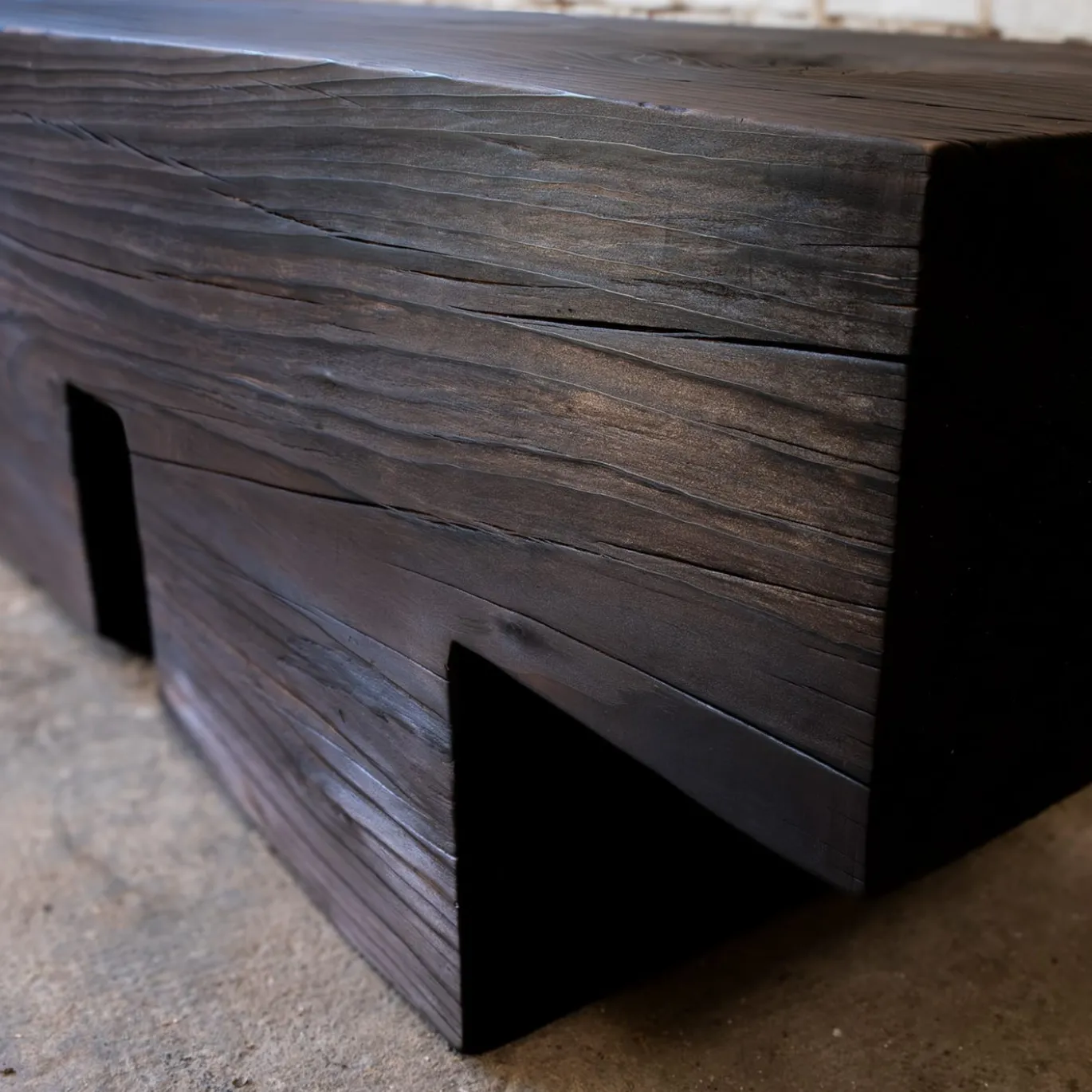 Panchina in legno di cedro Mykonos Undercut Charred Dark Finish
