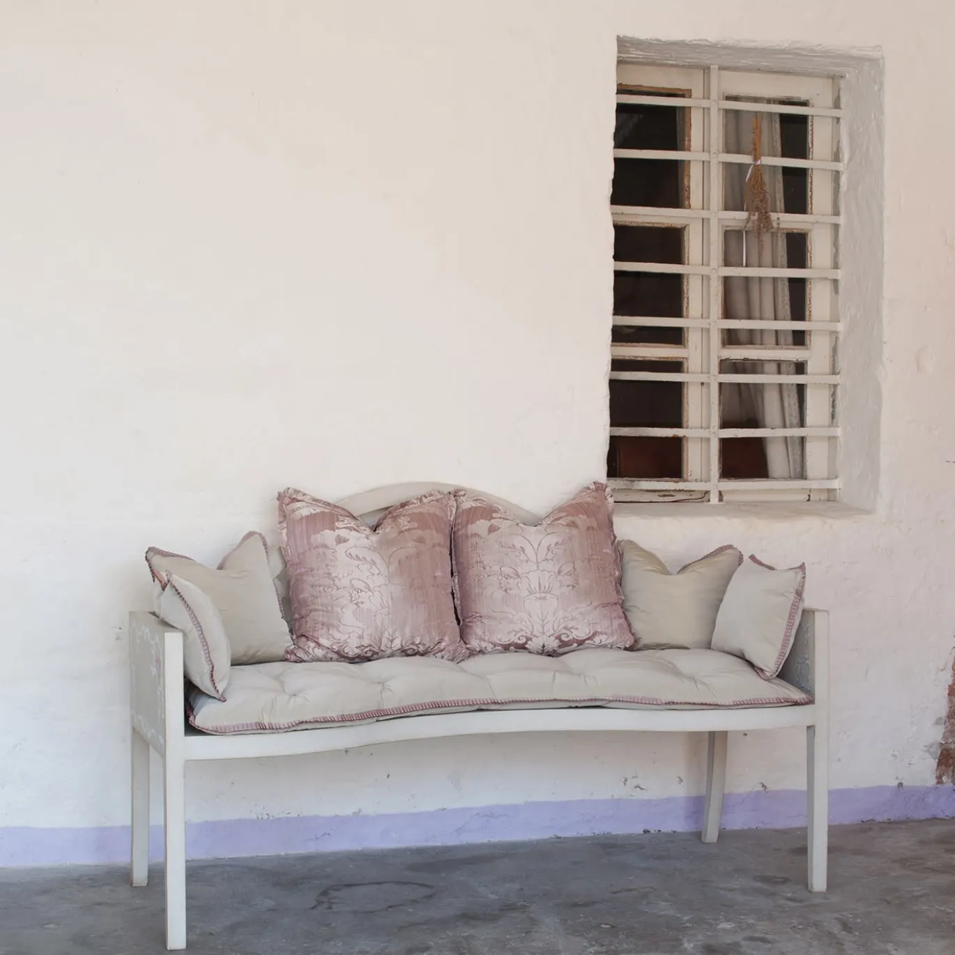 Panchina Lavaredo Settee Textural White and Tulips Decors