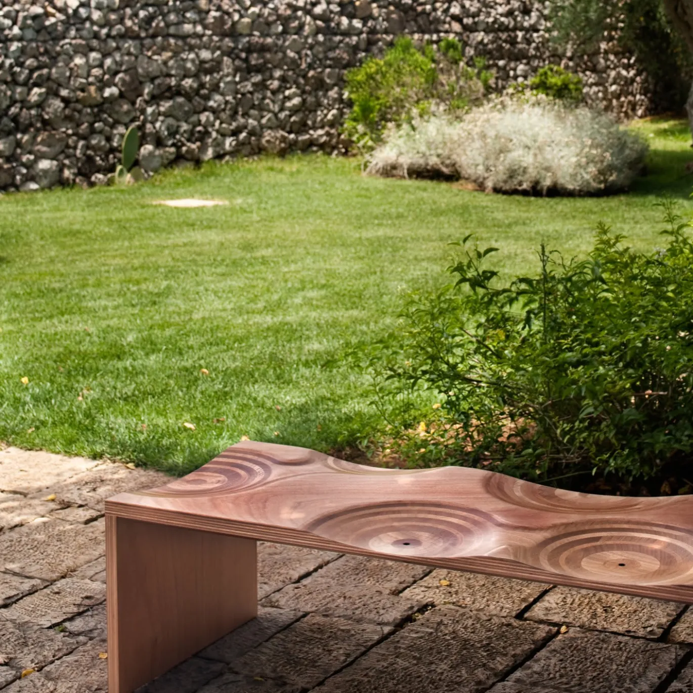 Panchina per esterni Ripples di Toyo Ito