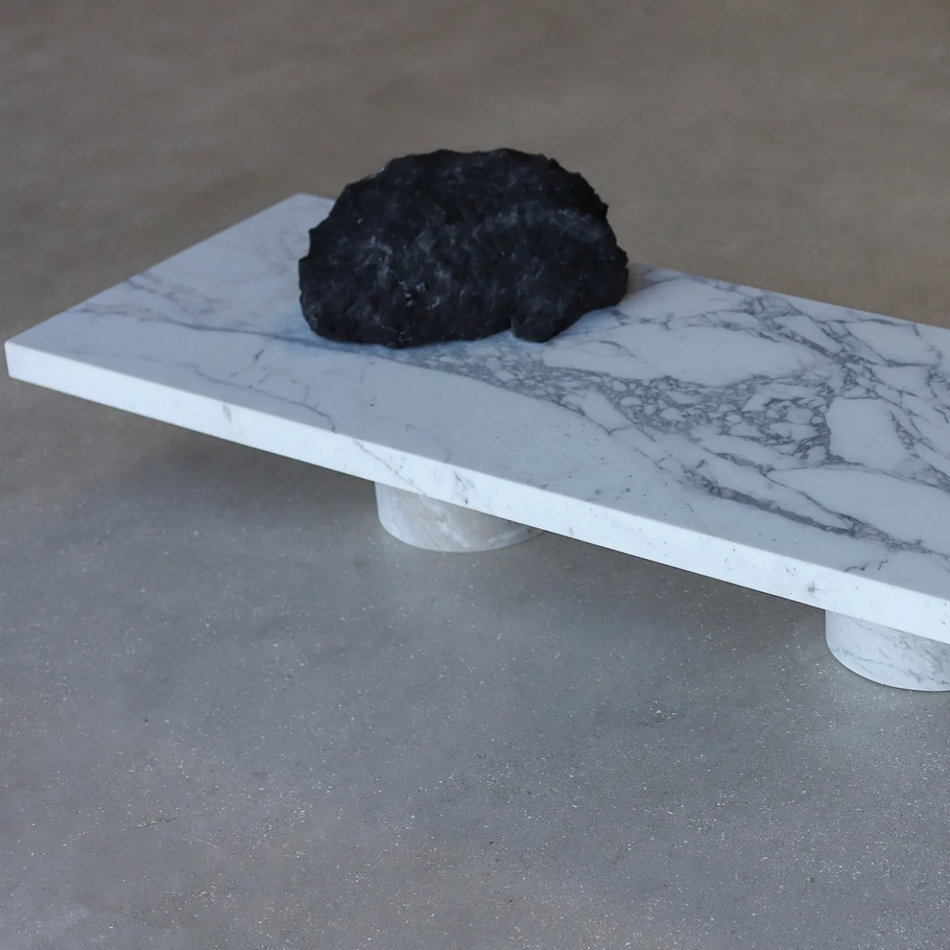 Panchina scultorea rettangolare in marmo bianco di Carrara