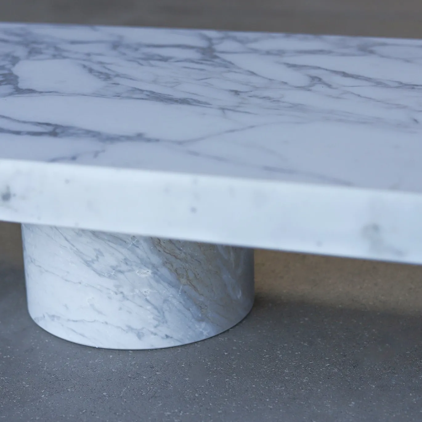 Panchina scultorea rettangolare in marmo bianco di Carrara