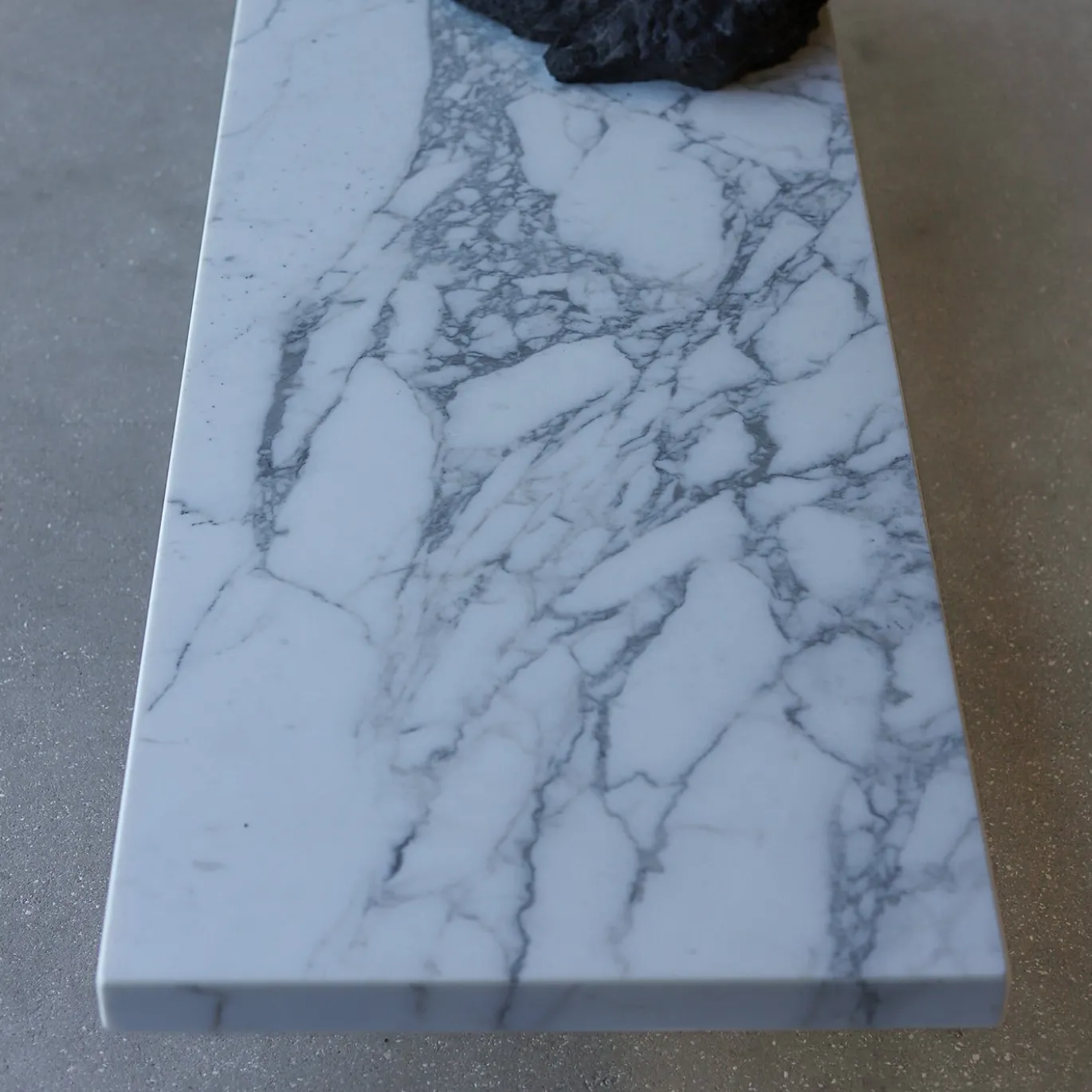 Panchina scultorea rettangolare in marmo bianco di Carrara
