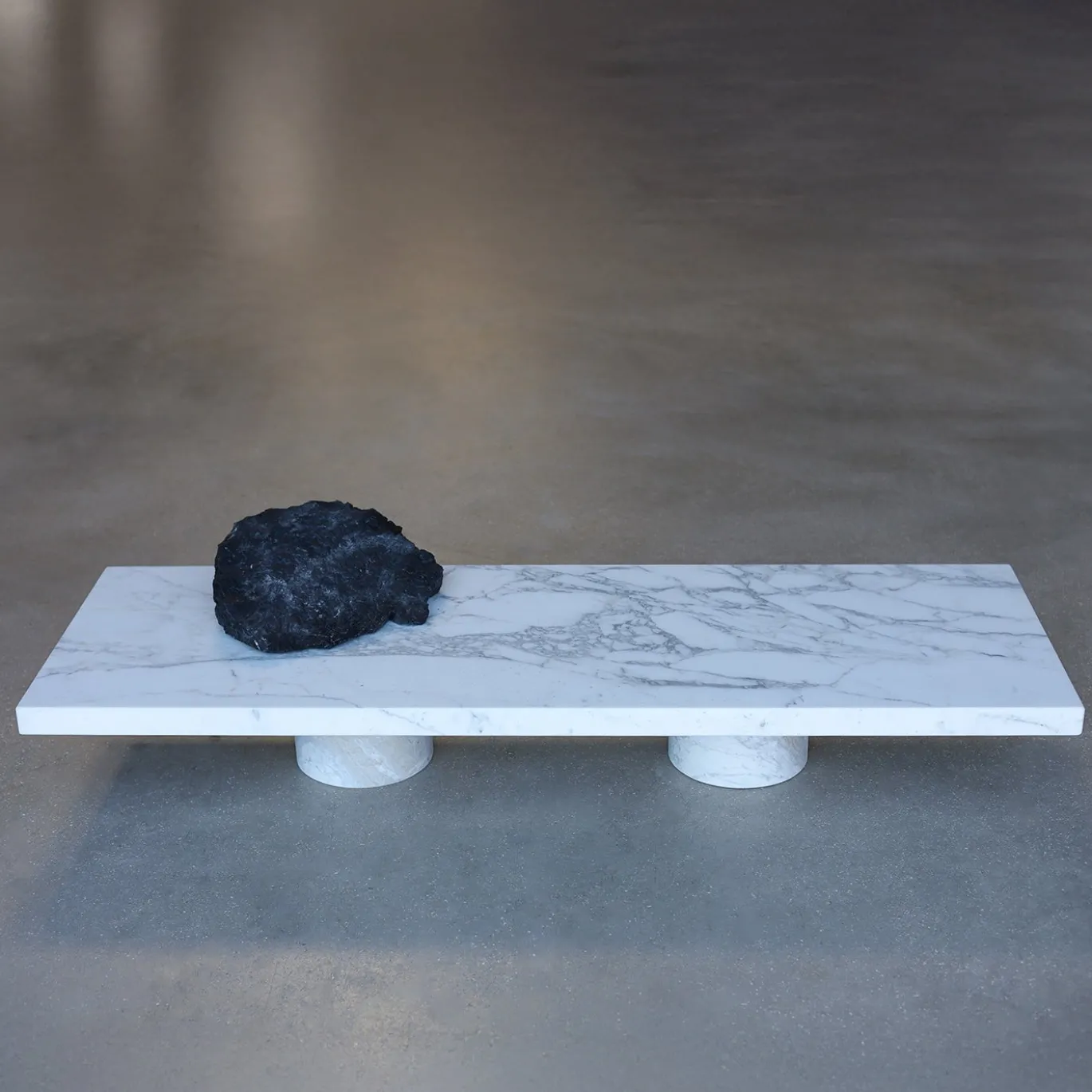 Panchina scultorea rettangolare in marmo bianco di Carrara