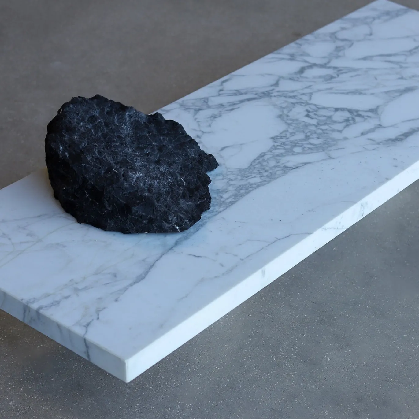 Panchina scultorea rettangolare in marmo bianco di Carrara