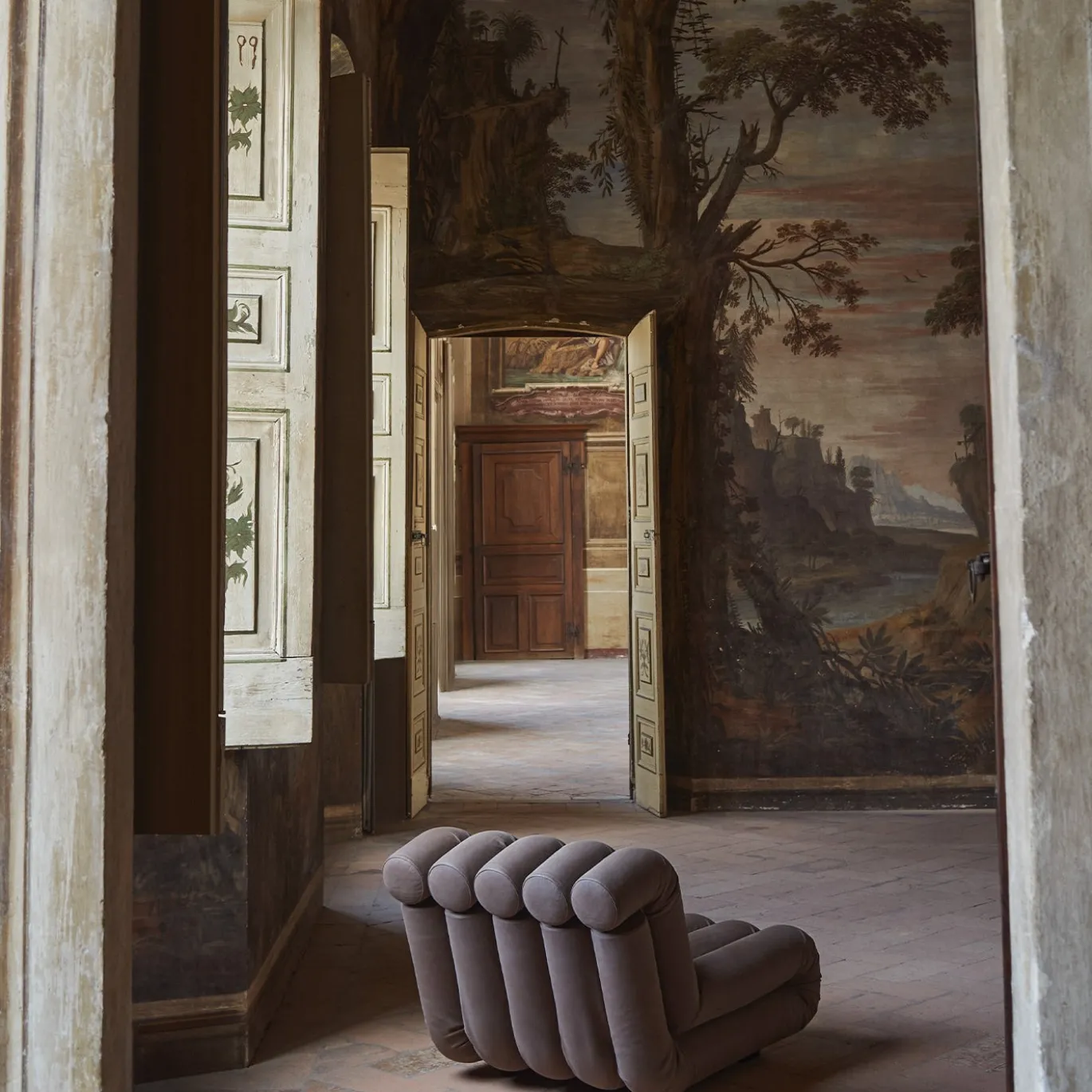 Periscopio - Sedia da salotto in pelle nabuk grigio scanalato di Studiopepe