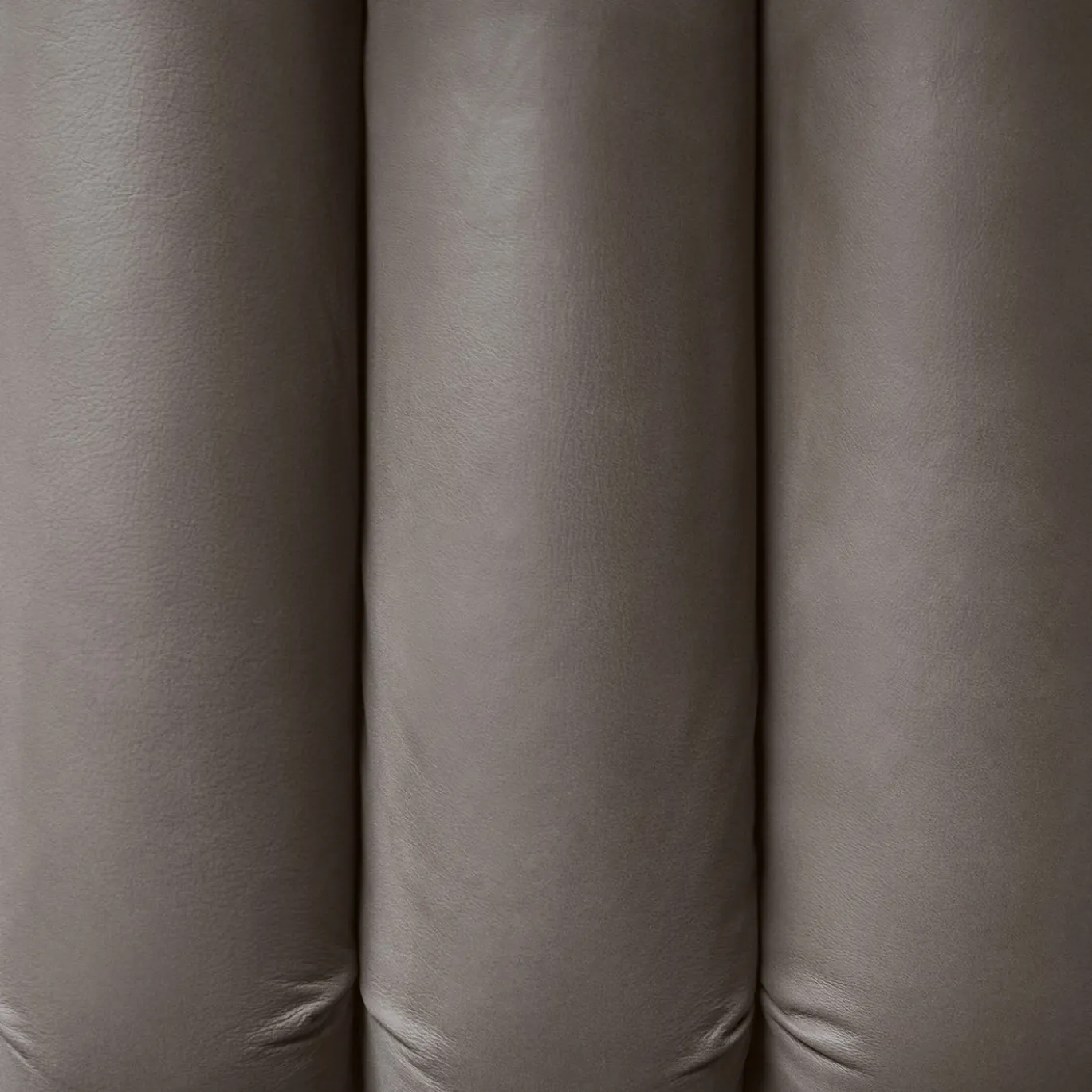 Periscopio - Sedia da salotto in pelle nabuk grigio scanalato di Studiopepe