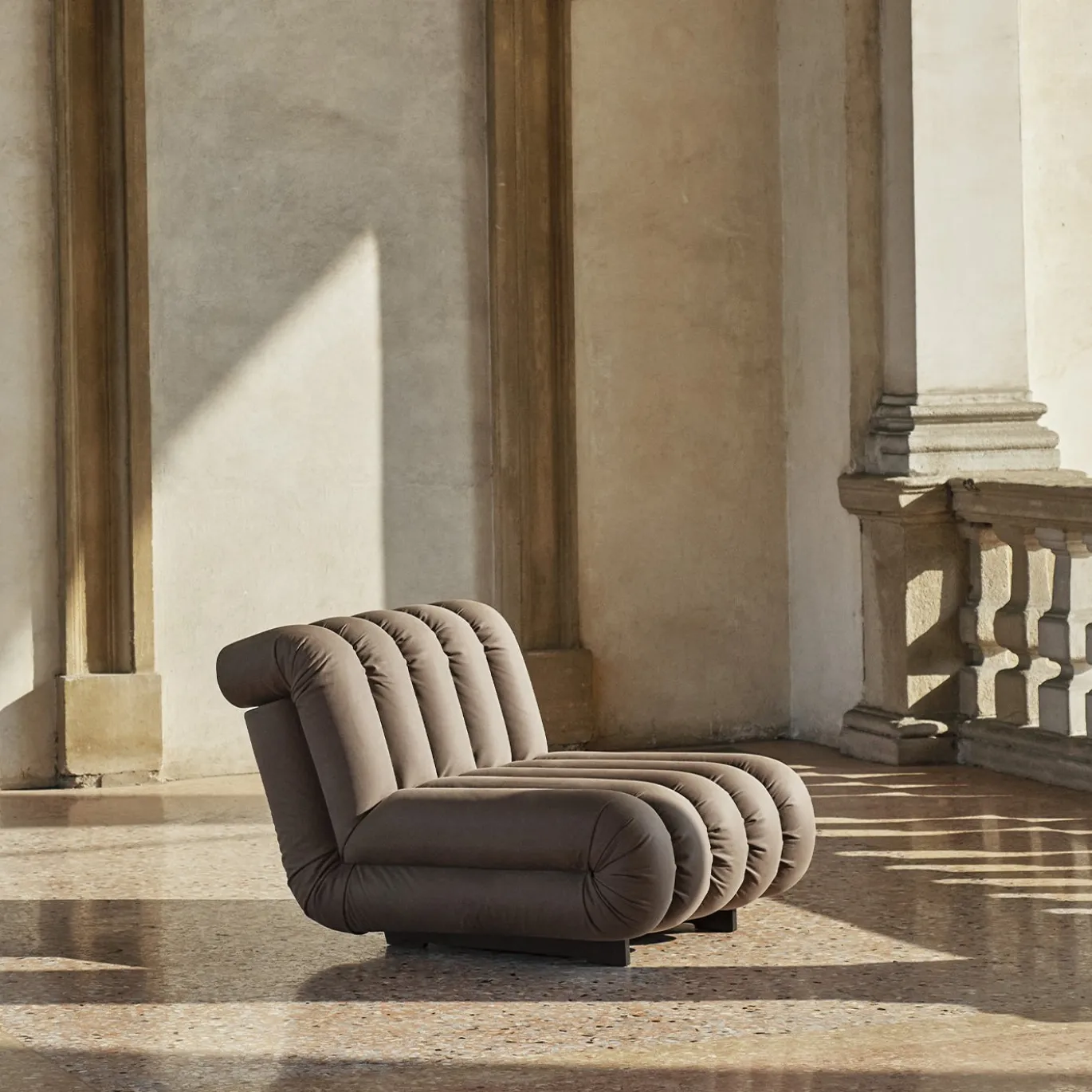 Periscopio - Sedia da salotto in pelle nabuk grigio scanalato di Studiopepe