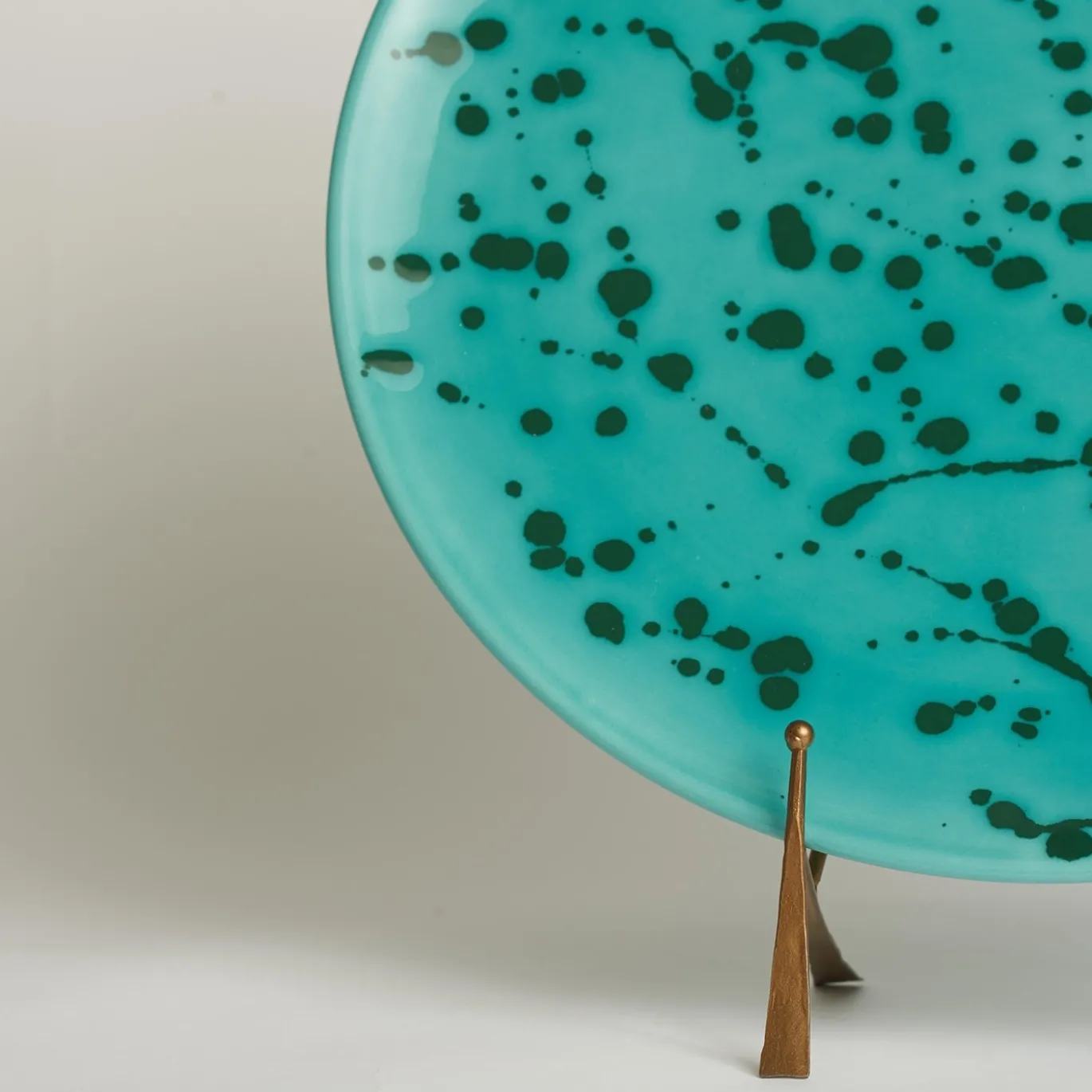 Piatto decorativo in ceramica verde e acqua