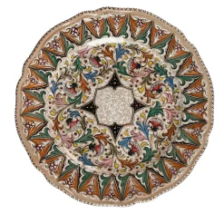 Piatto decorativo in ceramica policroma con motivo botanico