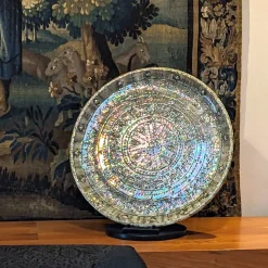 Piatto Decorativo Omnia Rotondo in ceramica di G. Mengoni