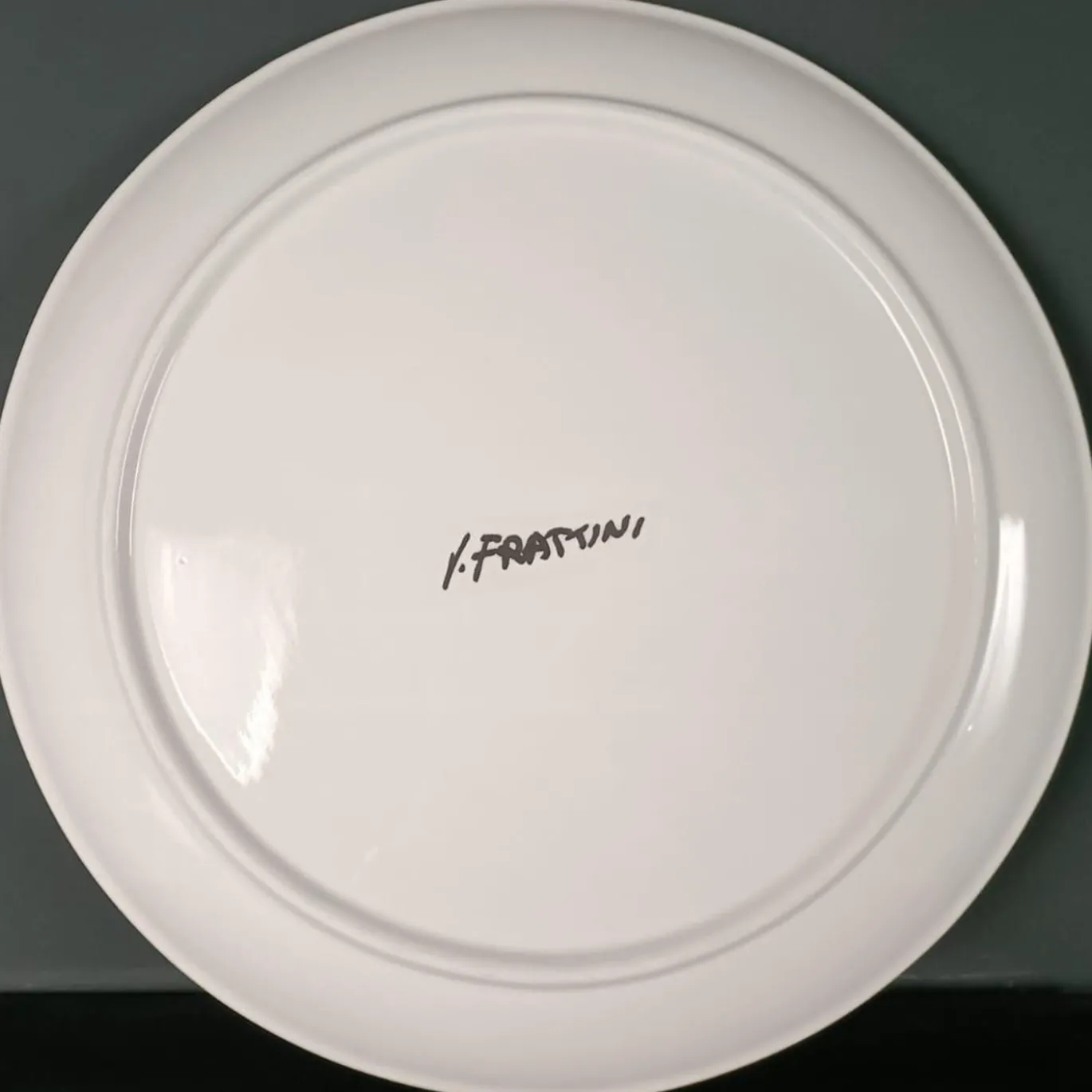 Piatto decorativo rotondo in ceramica con motivo a righe artistiche 1