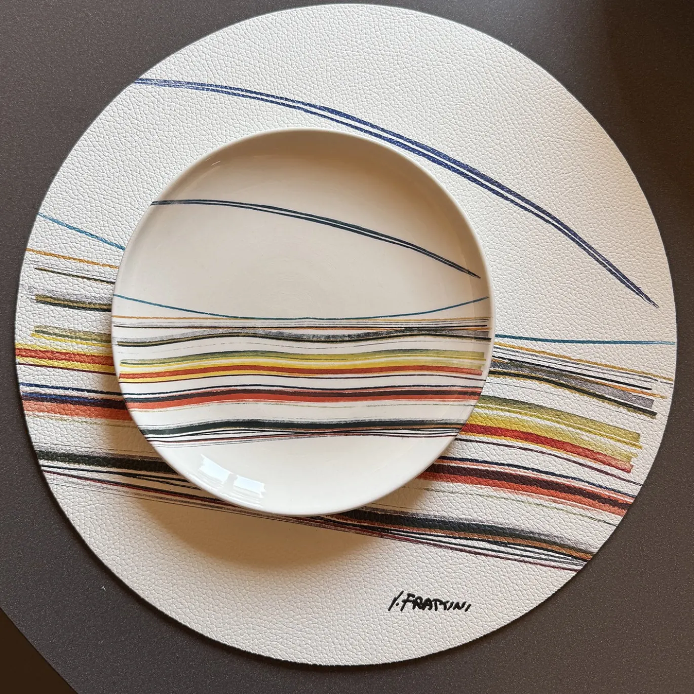 Piatto decorativo rotondo in ceramica con motivo a righe artistiche 1