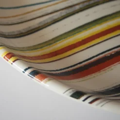 Piatto decorativo rotondo in ceramica con motivo a righe artistiche 1