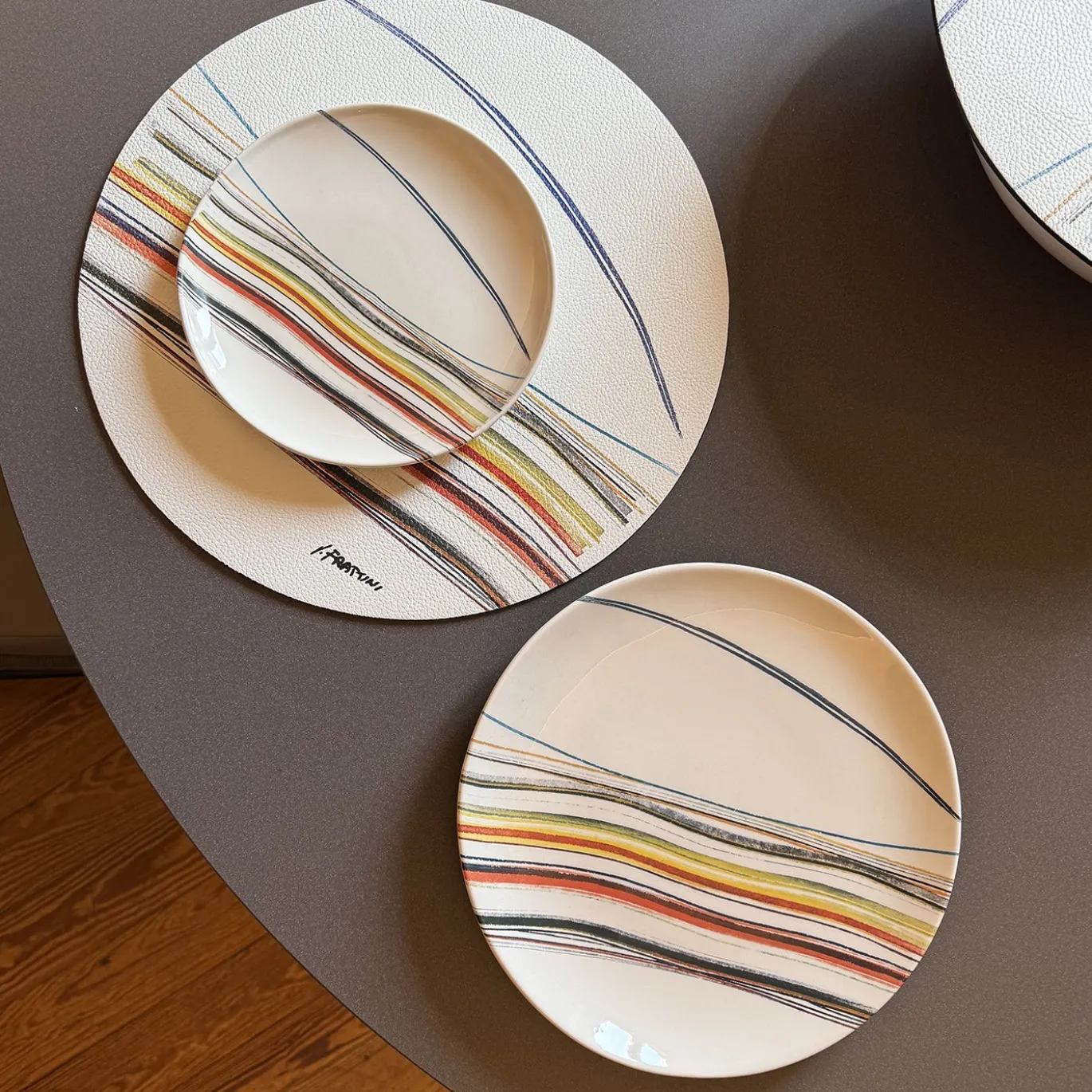 Piatto decorativo rotondo in ceramica con motivo a righe artistiche 1