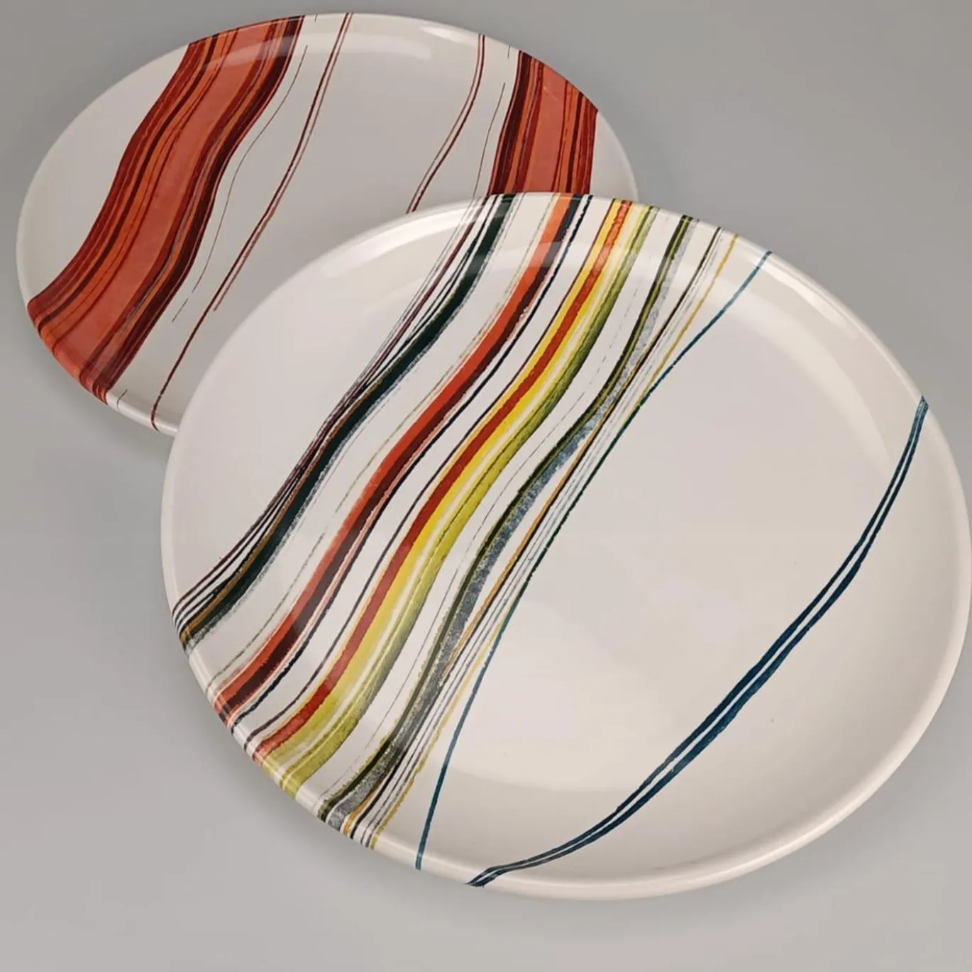 Piatto decorativo rotondo in ceramica con motivo a righe artistiche 1
