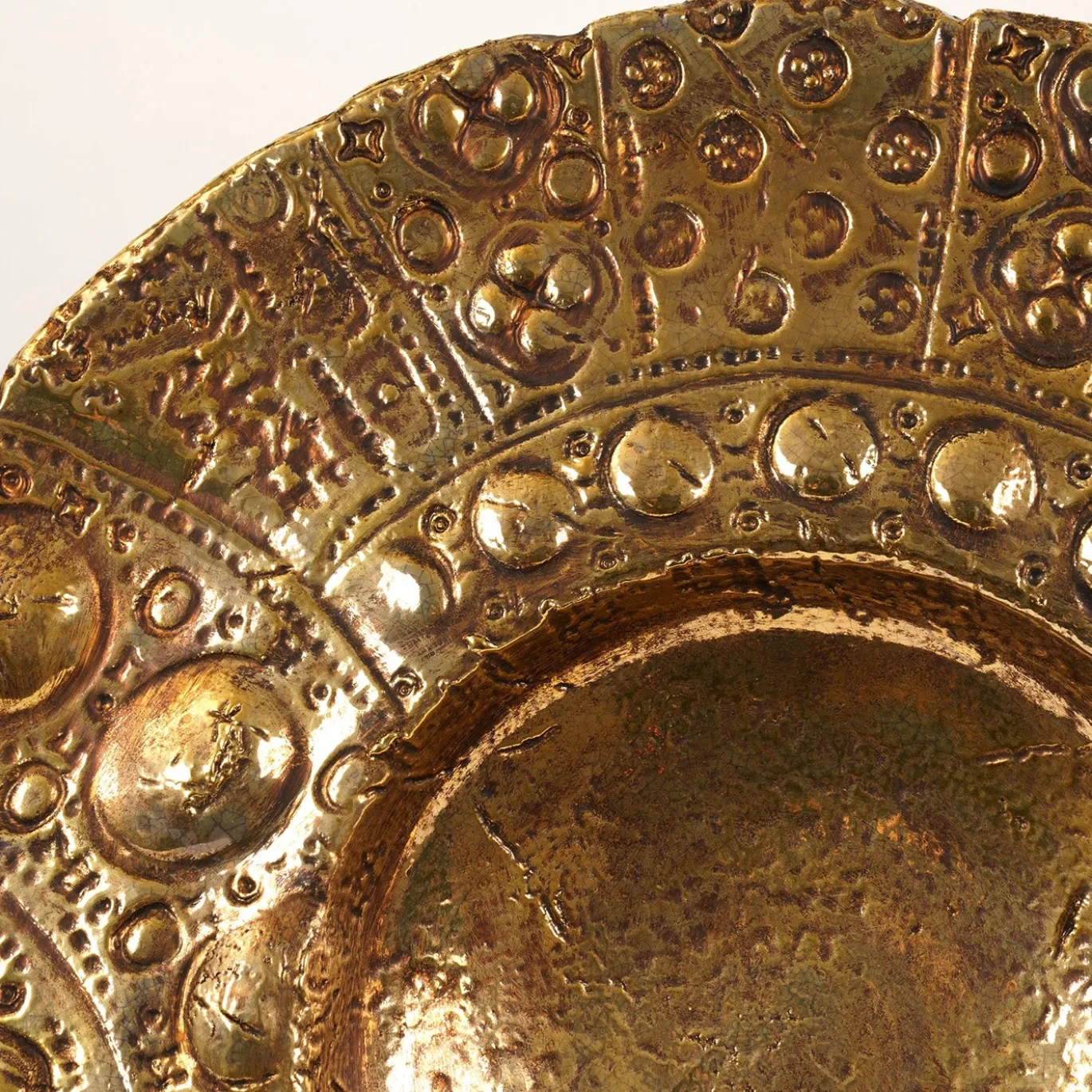 Piatto Grande Lys in ceramica oro di Gabriele Mengoni