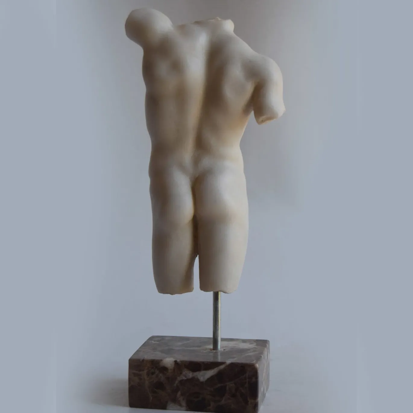 Piccola scultura di torso maschile in marmo