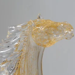 Piccolo cavallo seduto in vetro dorato