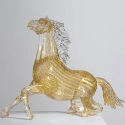 Piccolo cavallo seduto in vetro dorato