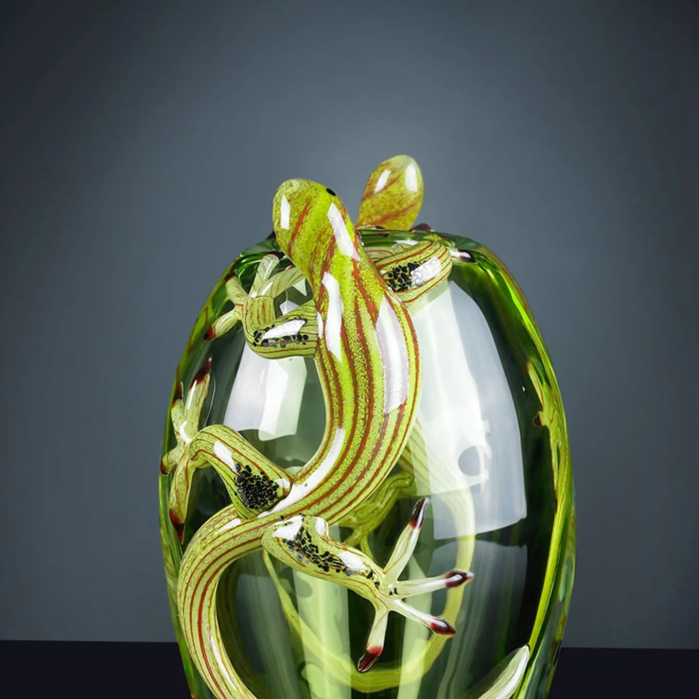Piccolo vaso verde con 2 gechi