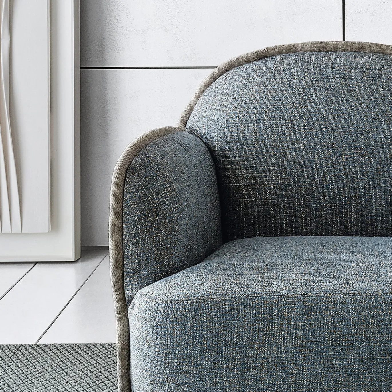 Poltrona Ada in tessuto azzurro e piping di Paola Navone