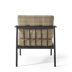 Poltrona a righe beige con struttura in legno