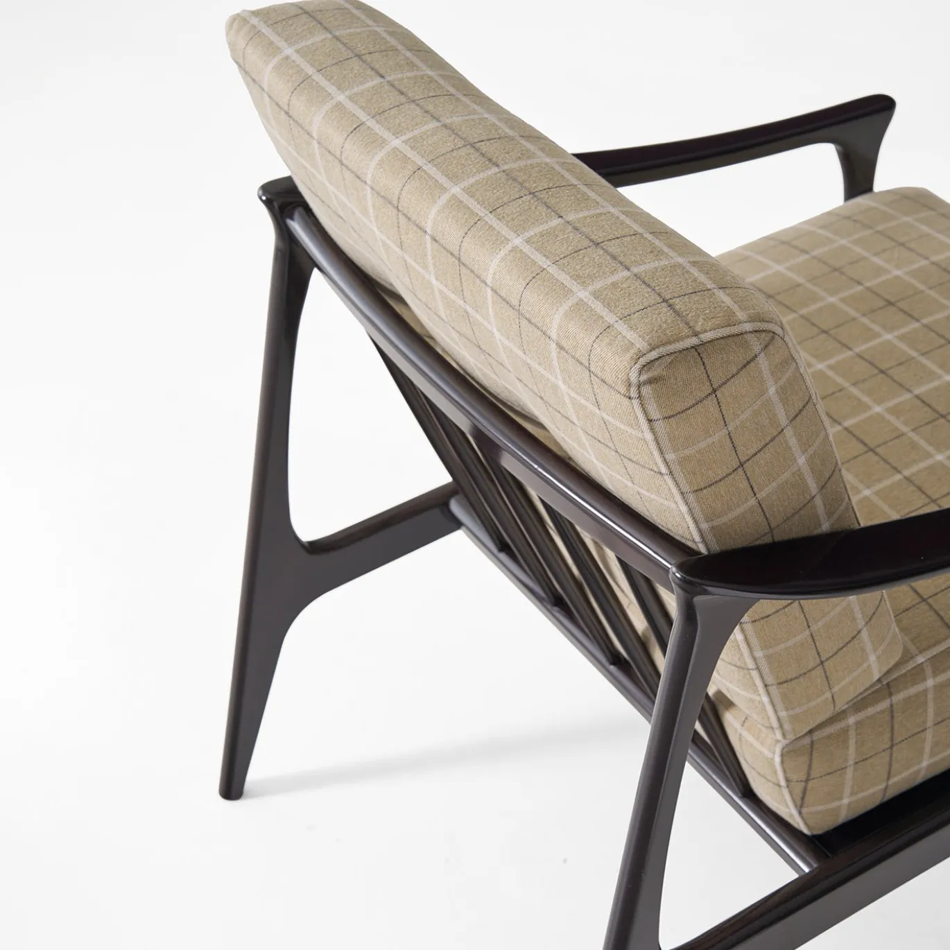 Poltrona a righe beige con struttura in legno