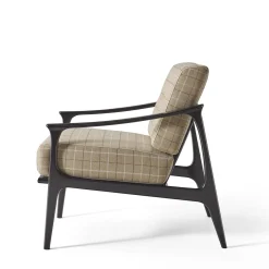 Poltrona a righe beige con struttura in legno