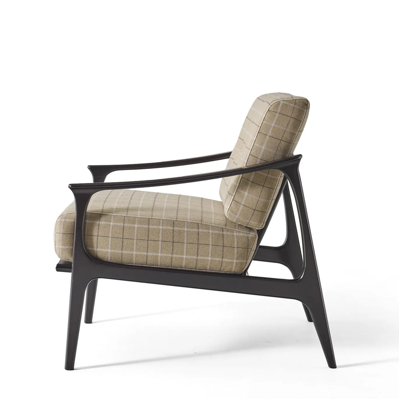 Poltrona a righe beige con struttura in legno