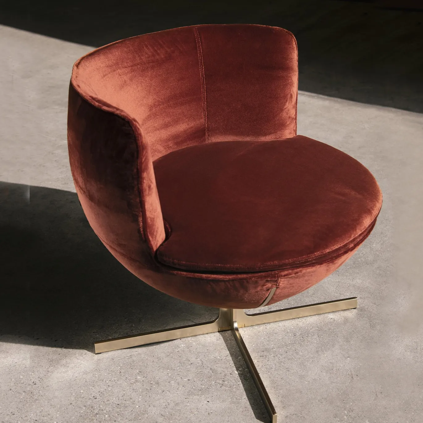 Poltrona Calice in velluto rosso di Patrick Norguet