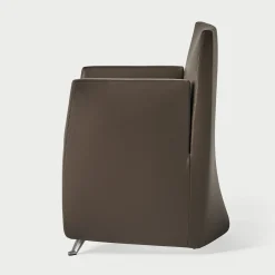 Poltrona Caprilarge in pelle marrone di Hannes Wettstein