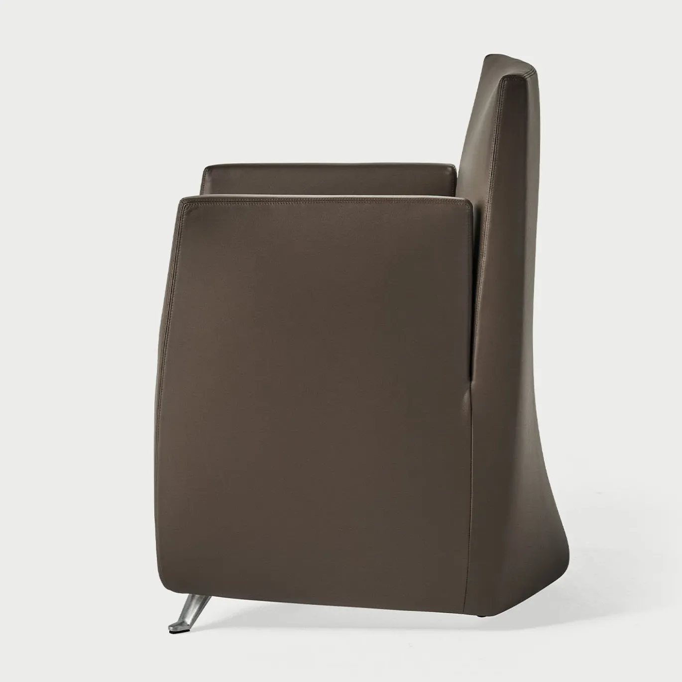 Poltrona Caprilarge in pelle marrone di Hannes Wettstein