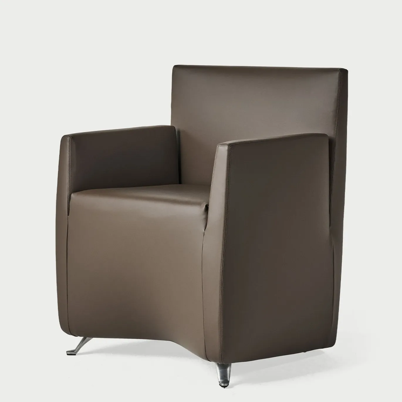 Poltrona Caprilarge in pelle marrone di Hannes Wettstein