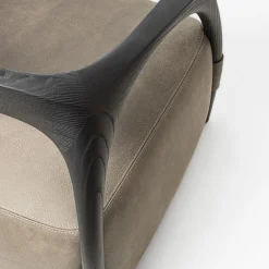 Poltrona Chassis in legno massiccio di frassino nero e rivestimento in pelle