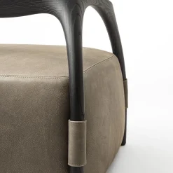Poltrona Chassis in legno massiccio di frassino nero e rivestimento in pelle