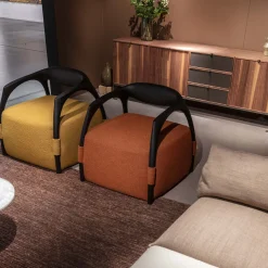 Poltrona Chassis in legno massiccio di frassino nero e rivestimento in tessuto giallo