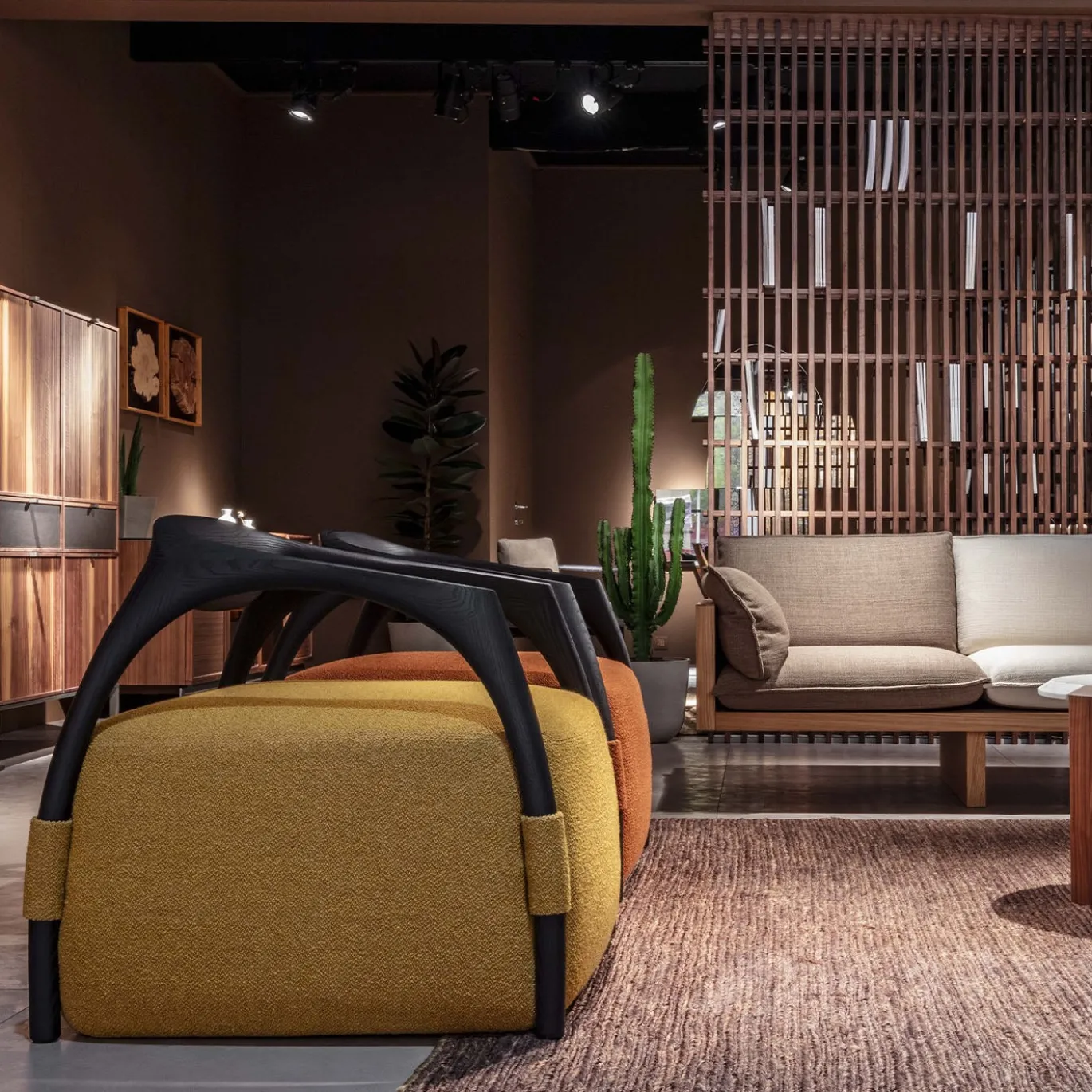 Poltrona Chassis in legno massiccio di frassino nero e rivestimento in tessuto giallo