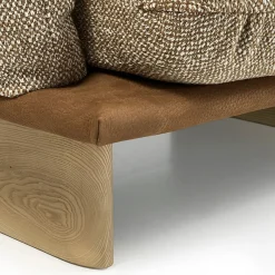 Poltrona Connor marrone con base in rovere