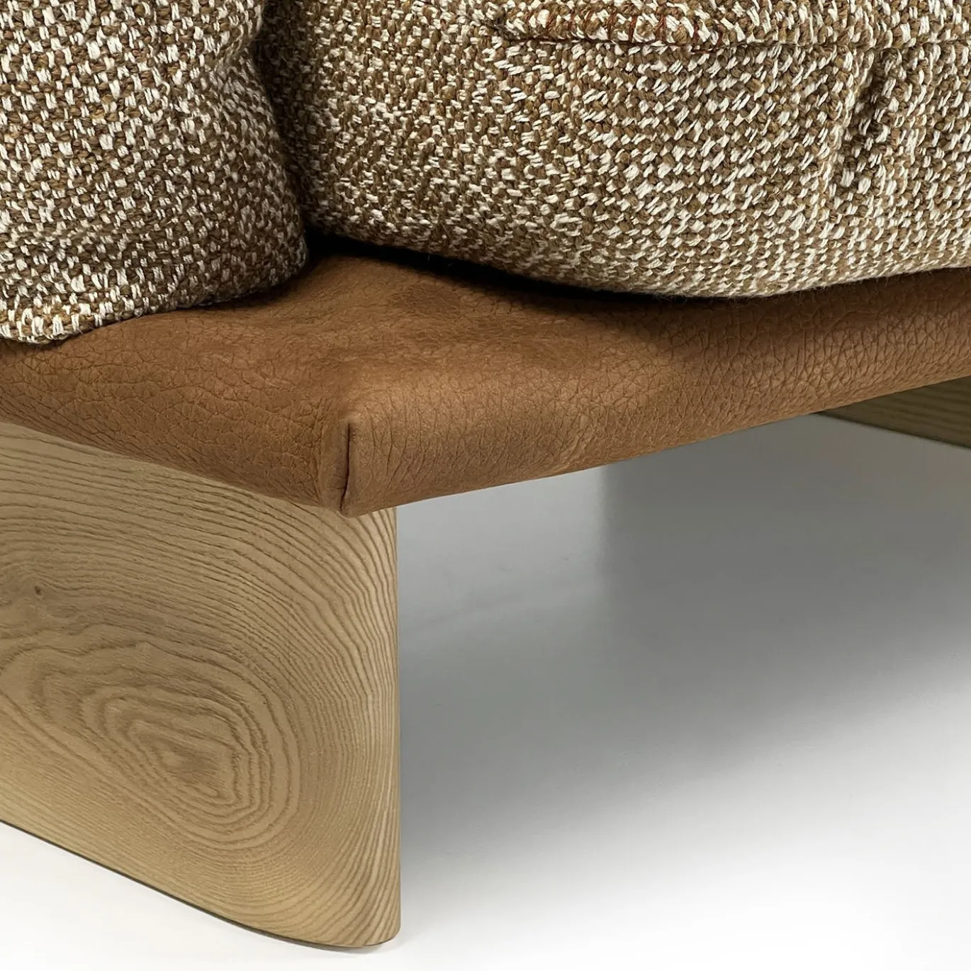 Poltrona Connor marrone con base in rovere