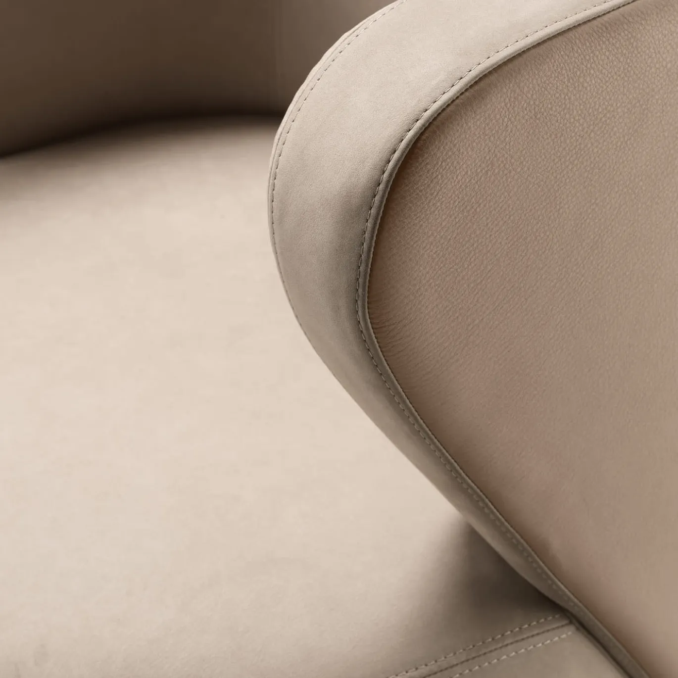 Poltrona da pranzo girevole Spritz in pelle beige di Lorenza Bozzoli