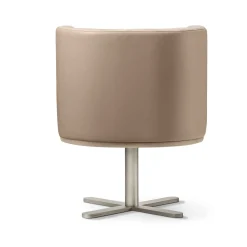 Poltrona da pranzo girevole Spritz in pelle beige di Lorenza Bozzoli
