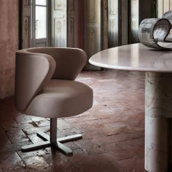 Poltrona da pranzo girevole Spritz in pelle beige di Lorenza Bozzoli