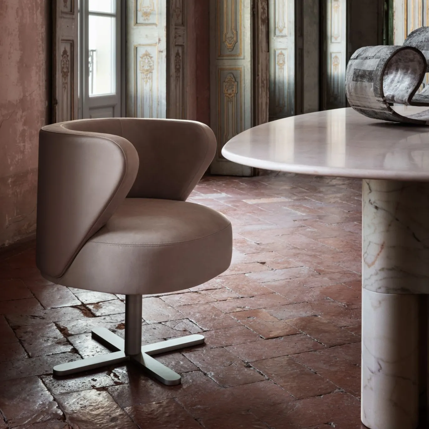 Poltrona da pranzo girevole Spritz in pelle beige di Lorenza Bozzoli