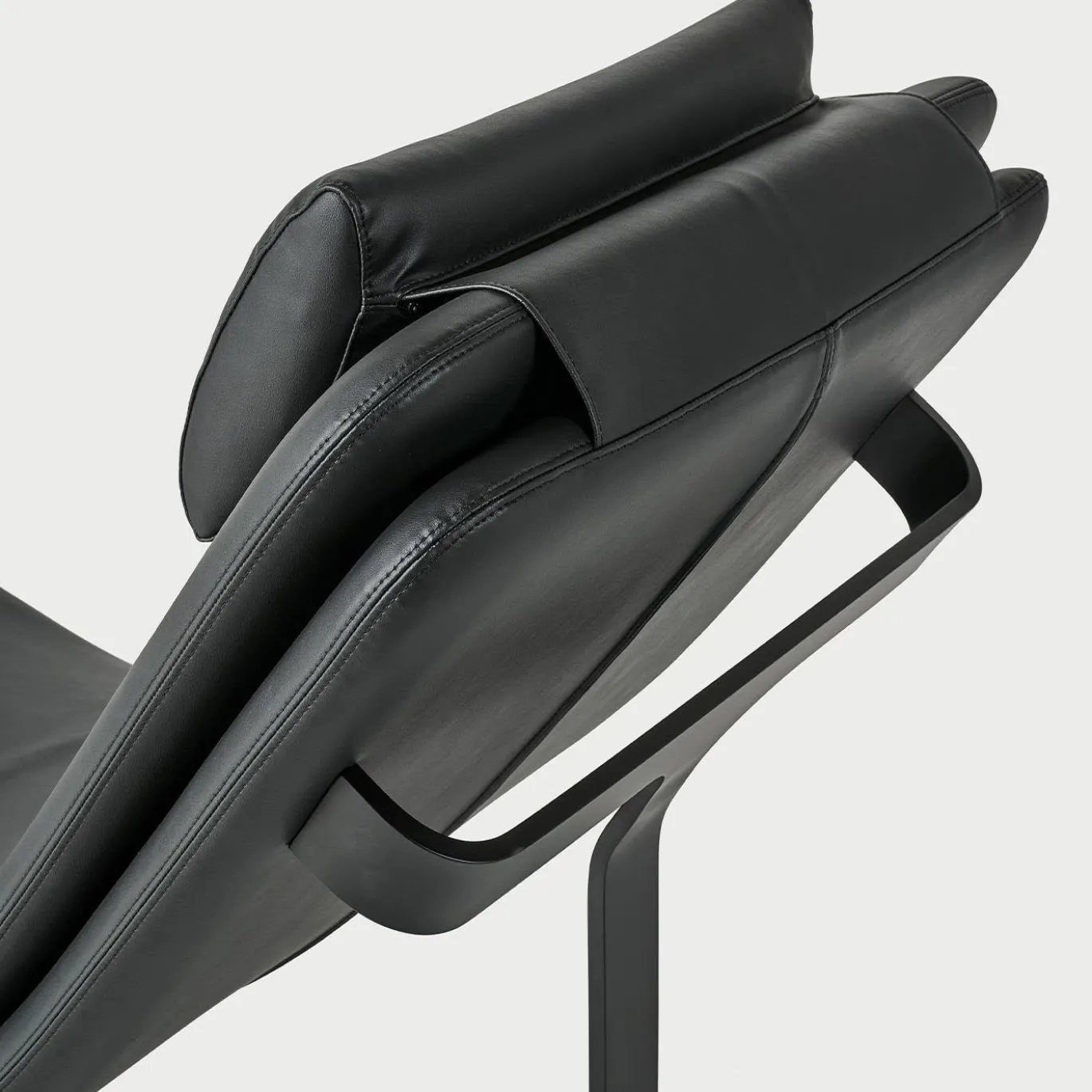 Poltrona e chaise-longue trasformabili in pelle nera Flipt