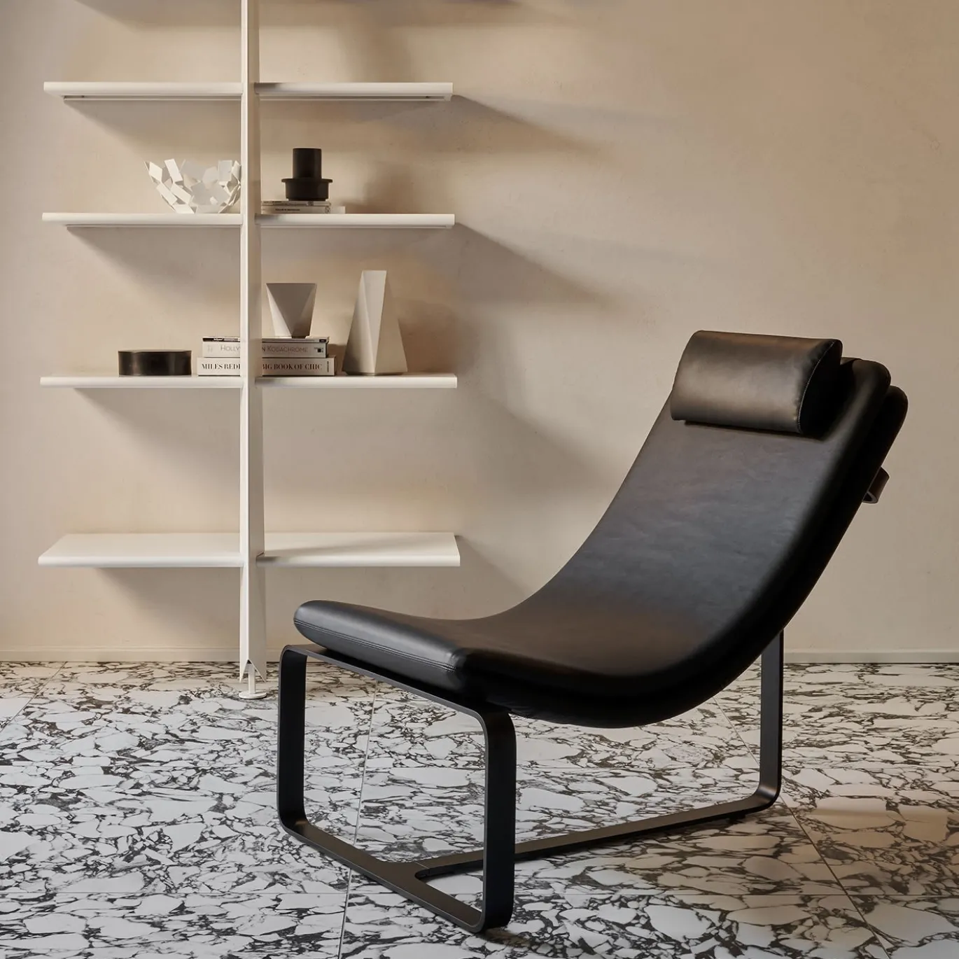 Poltrona e chaise-longue trasformabili in pelle nera Flipt