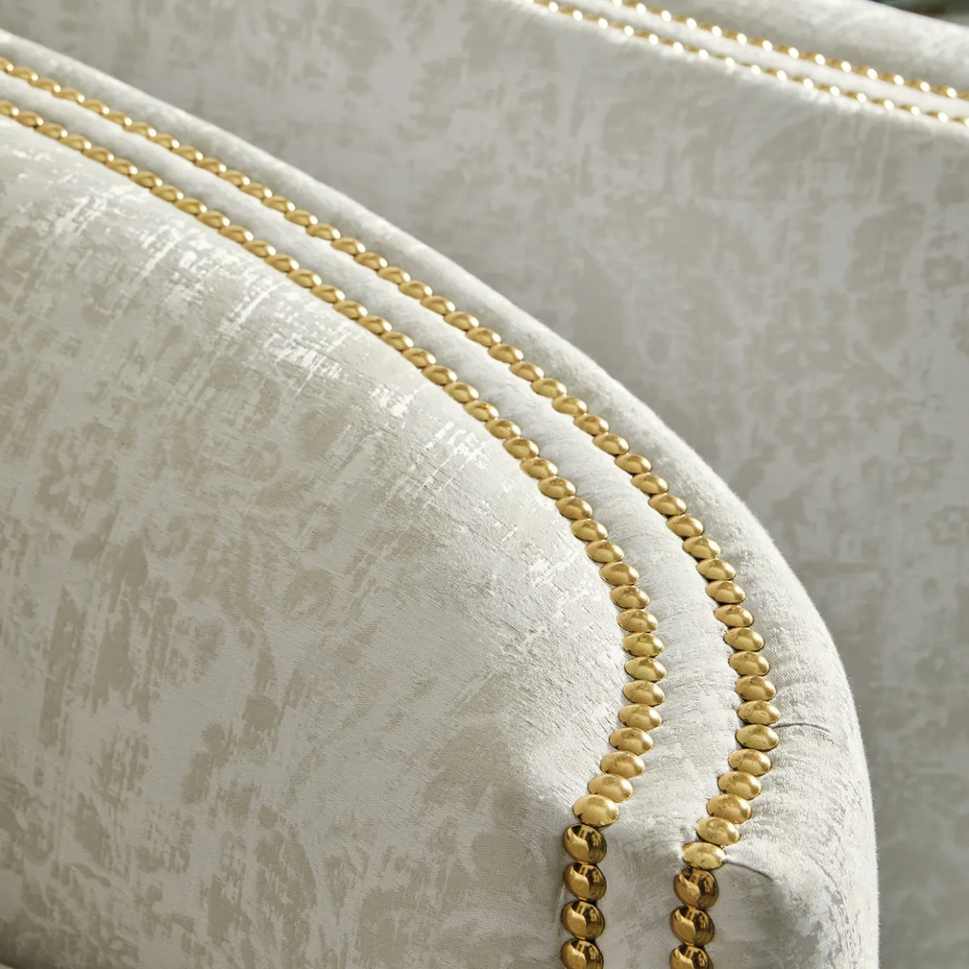 Poltrona Esedra in tessuto bianco con base in legno massello