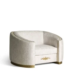 Poltrona Esedra in tessuto bianco con base in legno massello