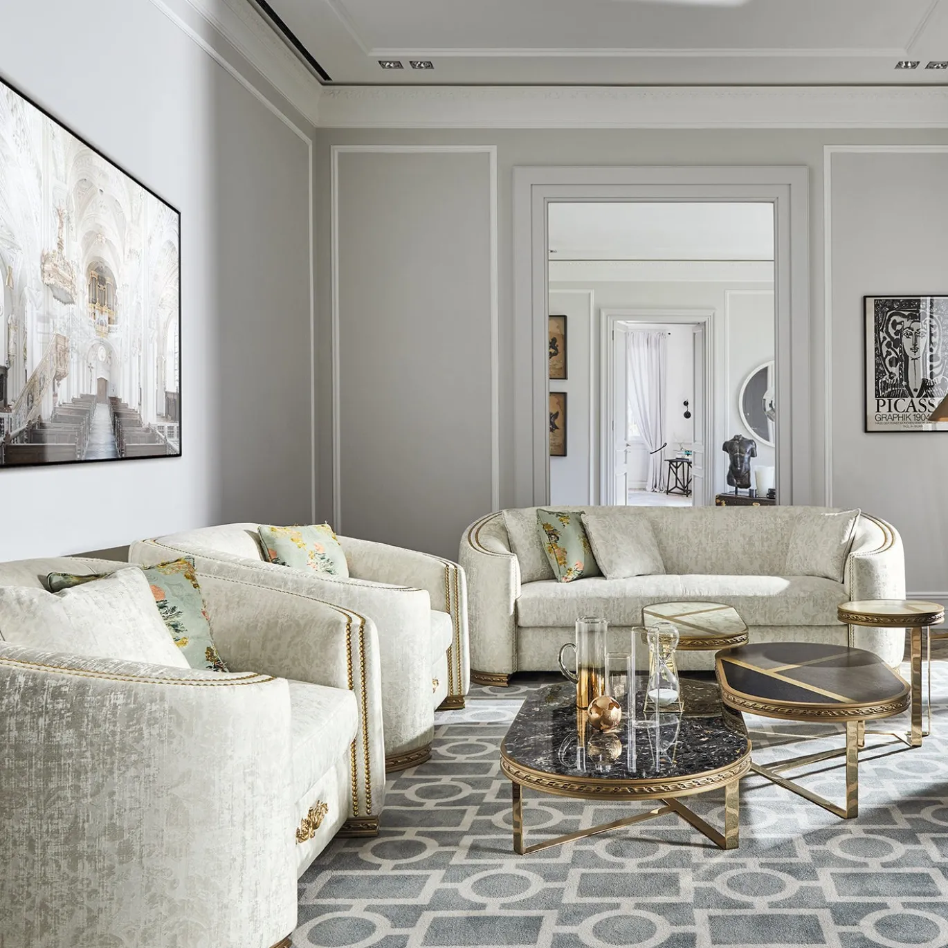 Poltrona Esedra in tessuto bianco con base in legno massello