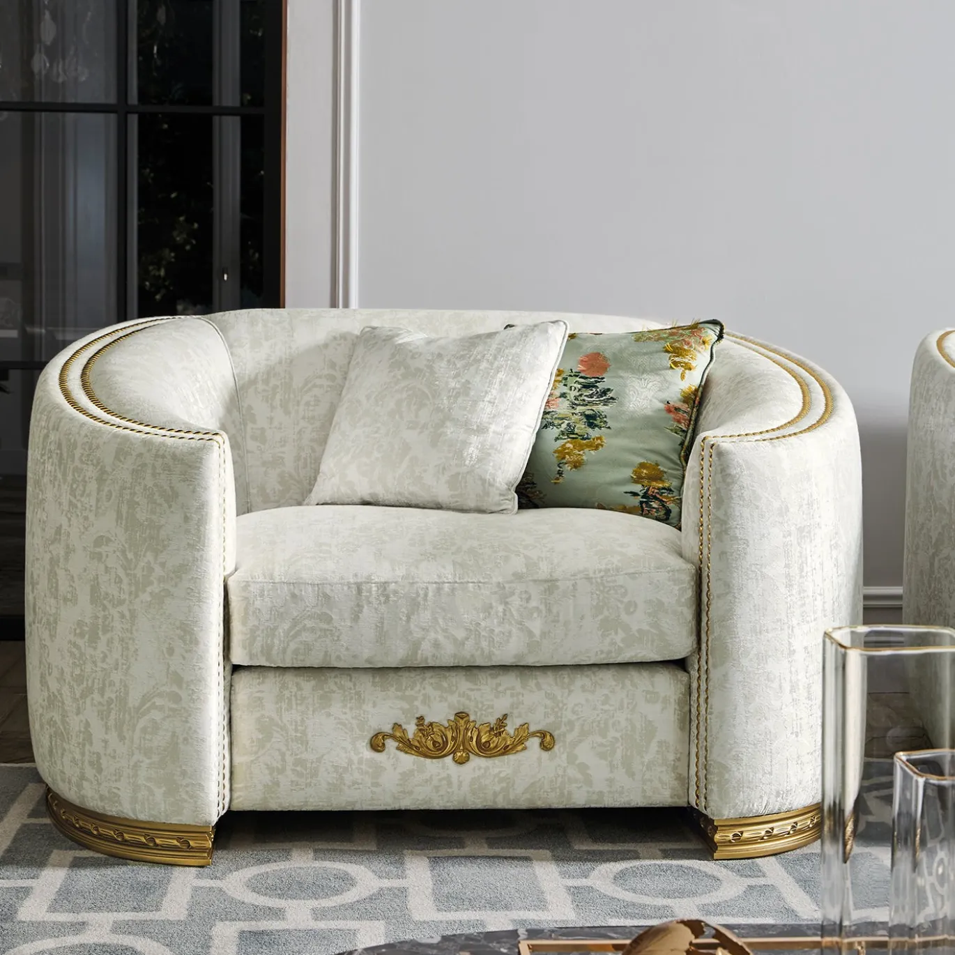 Poltrona Esedra in tessuto bianco con base in legno massello