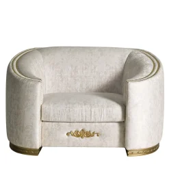 Poltrona Esedra in tessuto bianco con base in legno massello